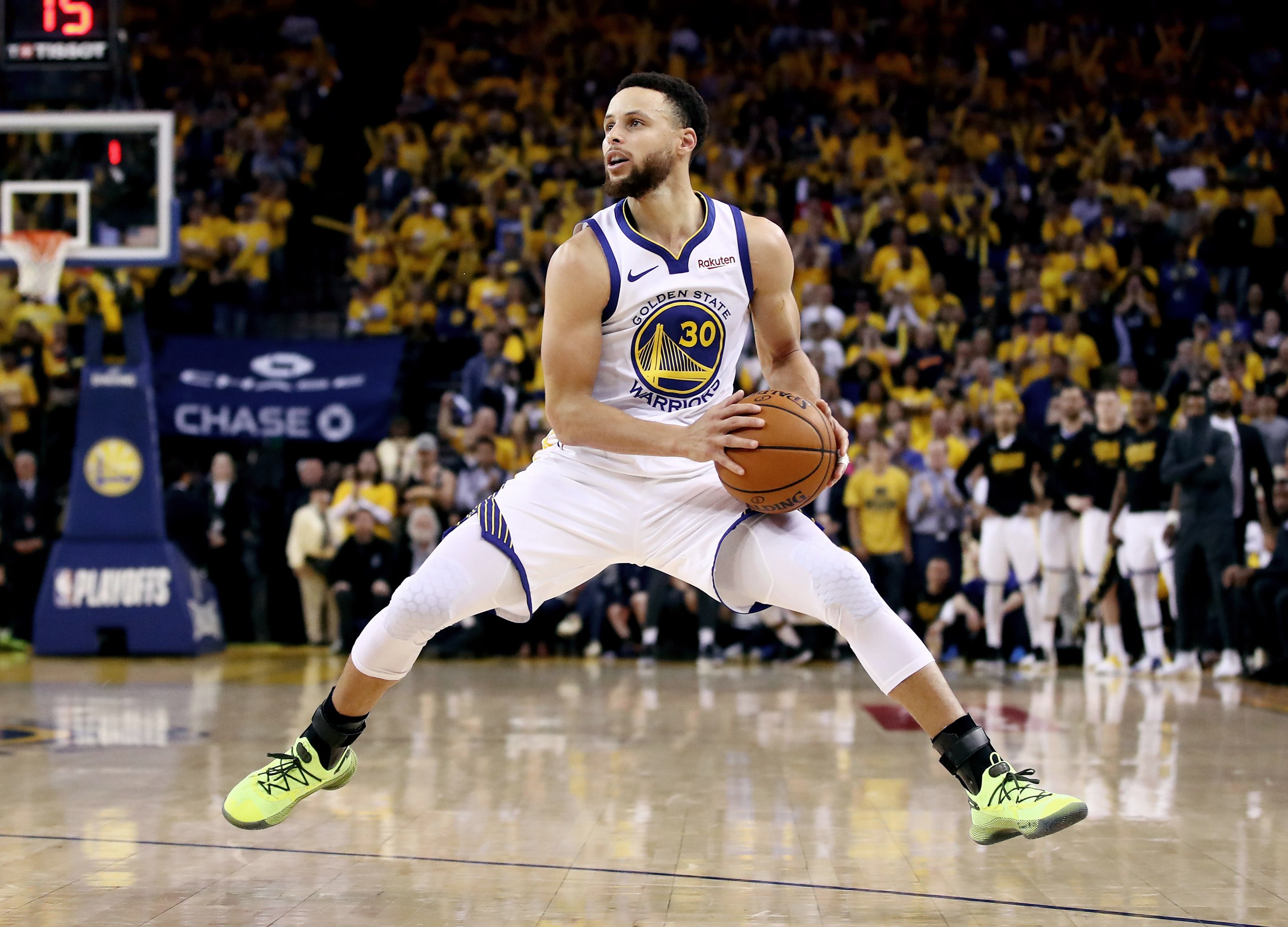 Điều khiến Stephen Curry ấn tượng nhất tại Toronto Raptors hóa ra không phải bóng rổ Điều khiến Stephen Curry ấn tượng nhất tại Toronto Raptors hóa ra không phải bóng rổ